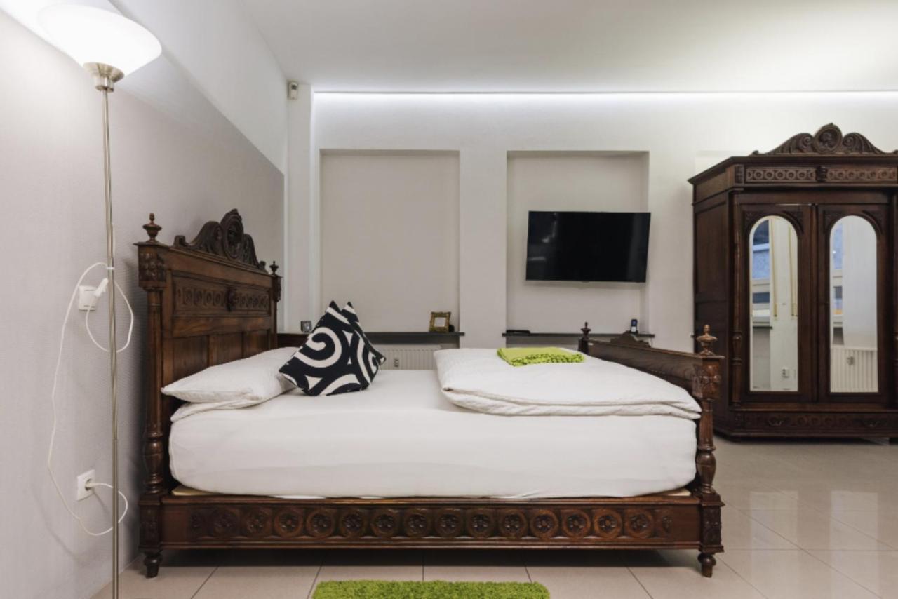 Apartment11 *